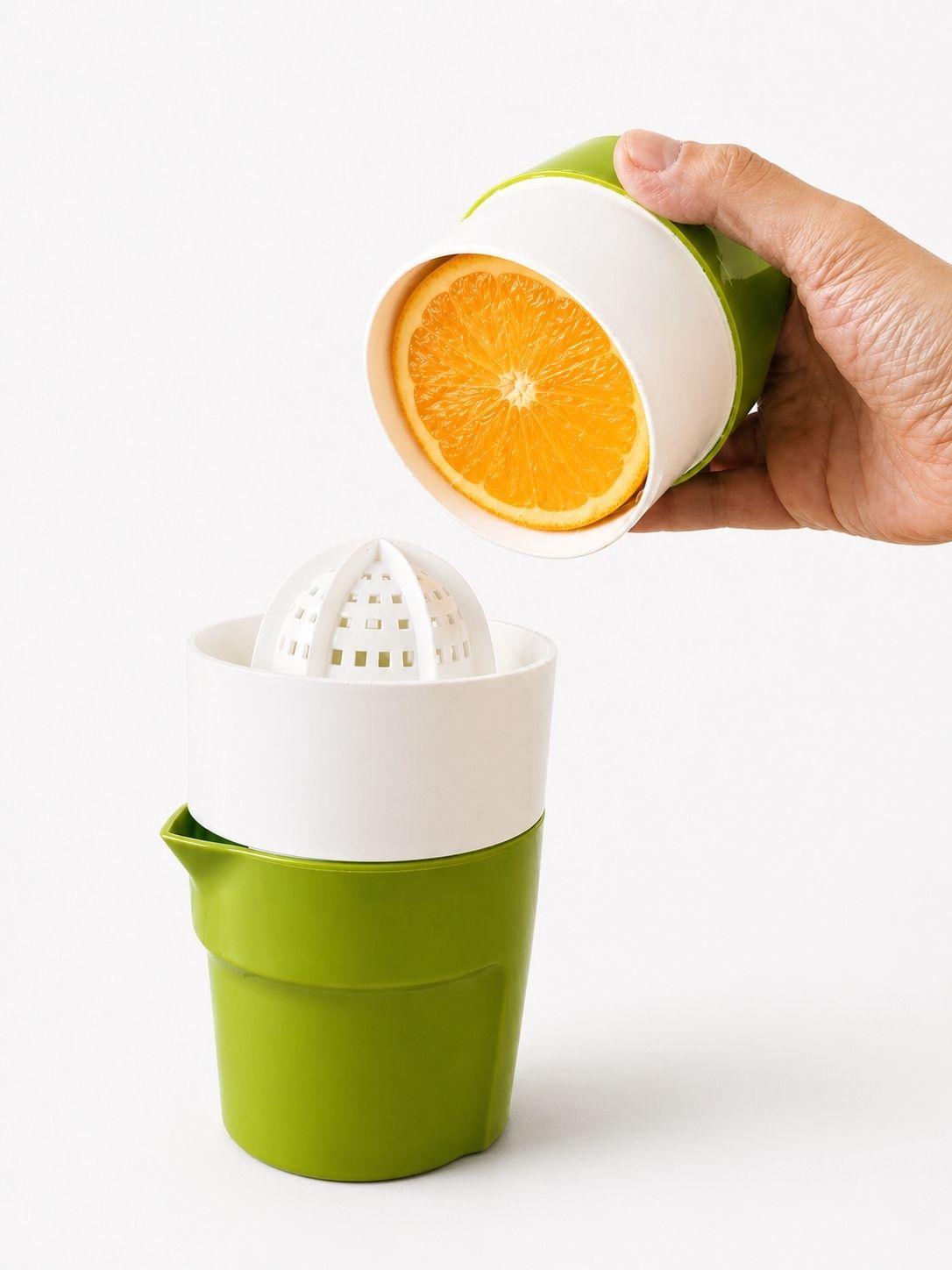 Shakin Juicer mit Orange im Fruchthalter vor dem Entsaften