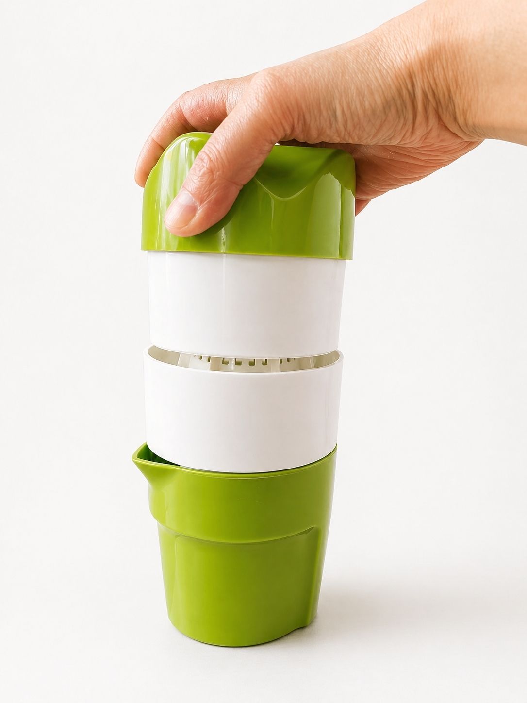 Shakin Juicer beim Entsaften von Hand
