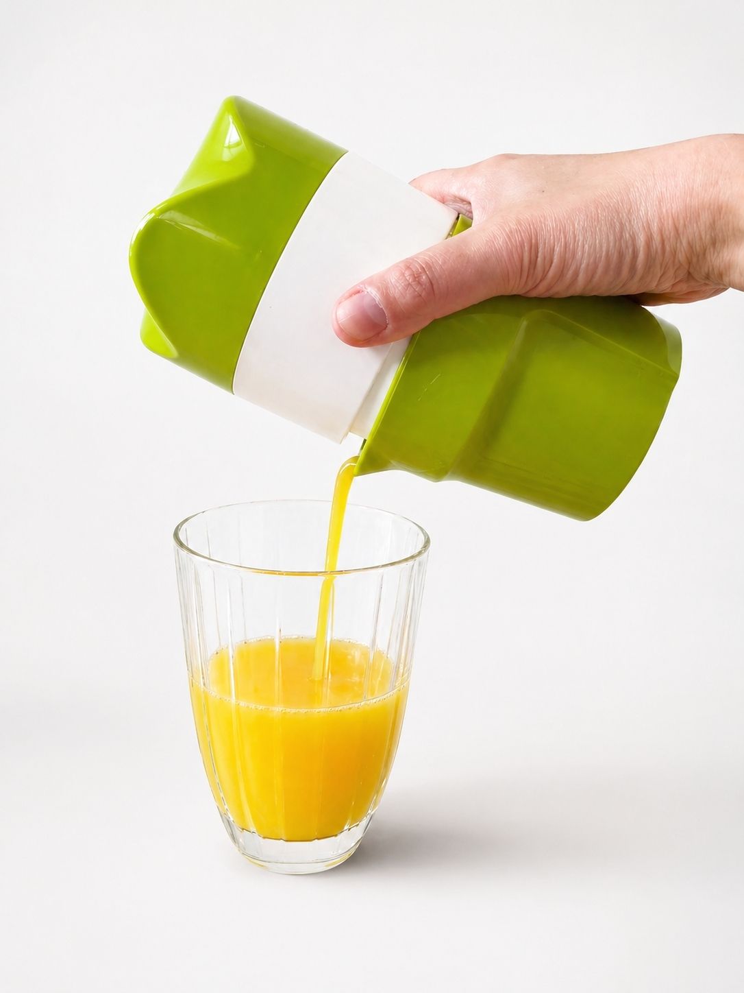 Shakin Juicer beim Ausgießen von frischem Saft