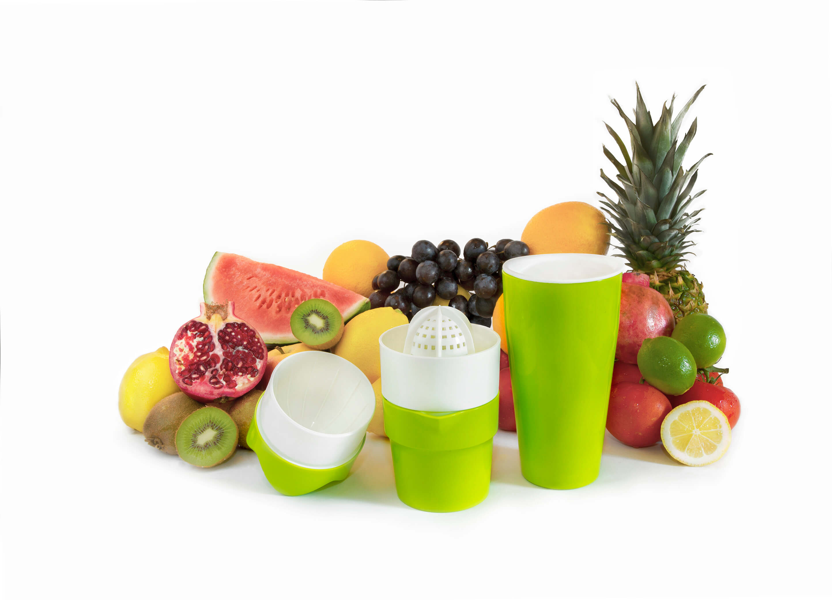 Shakin Juicer mit Früchten im Hintergrund